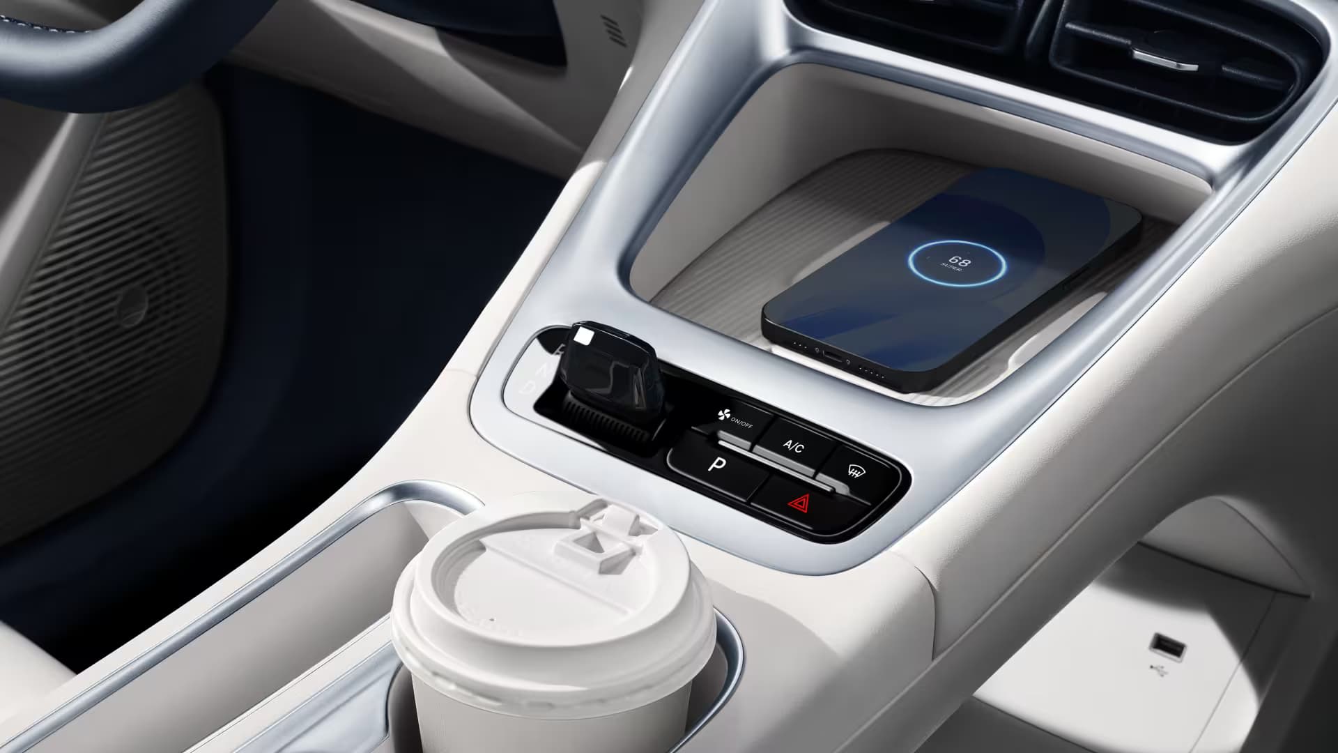 The crystal gear selector enhances the cabin with a modern touch and precise operation