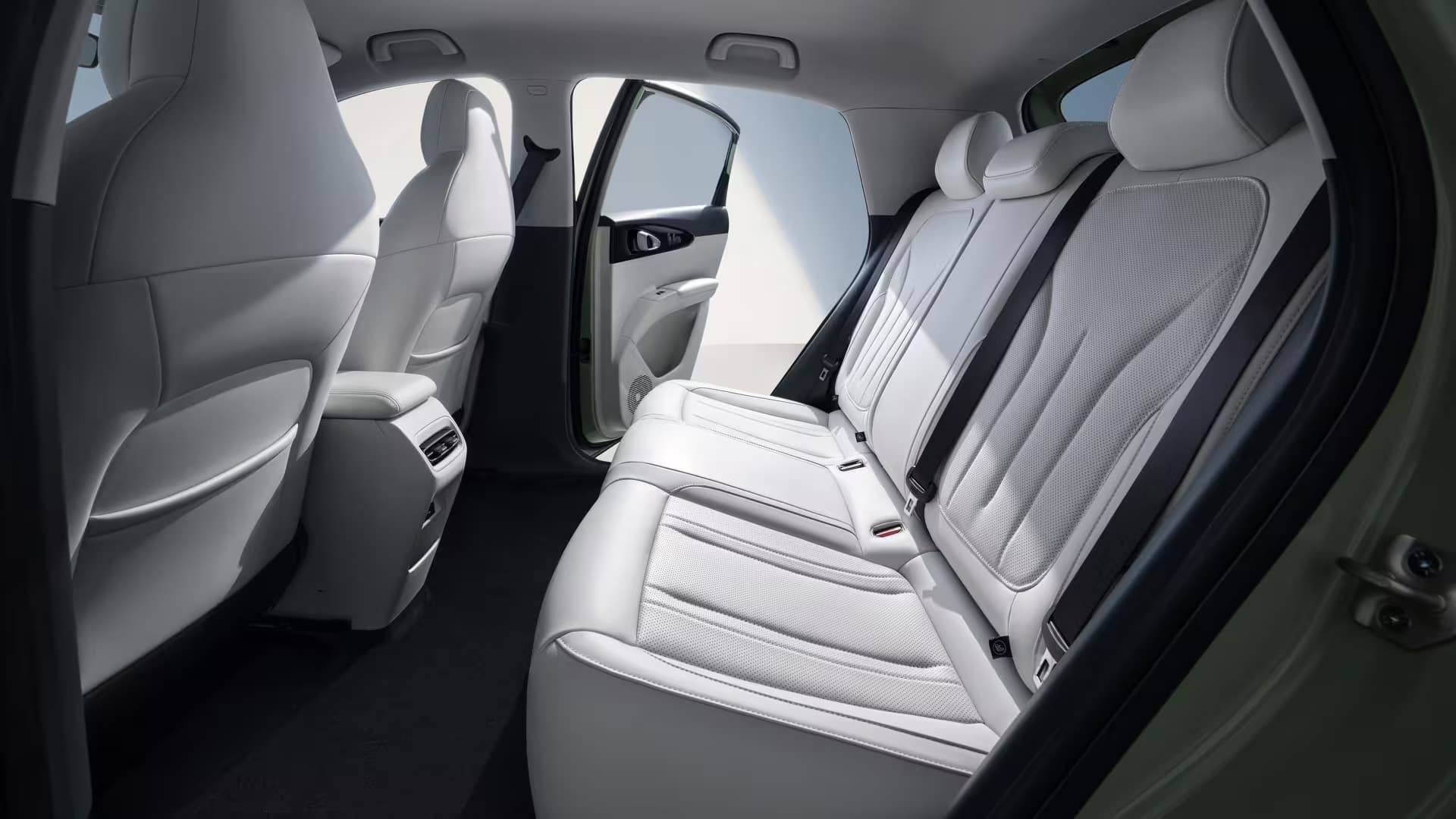 REAR SEAT SPACE
